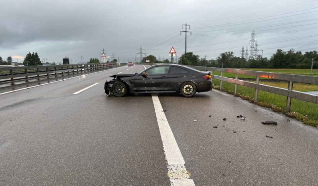 Unfall auf der A3 in Niederurnen GL infolge Aquaplaning