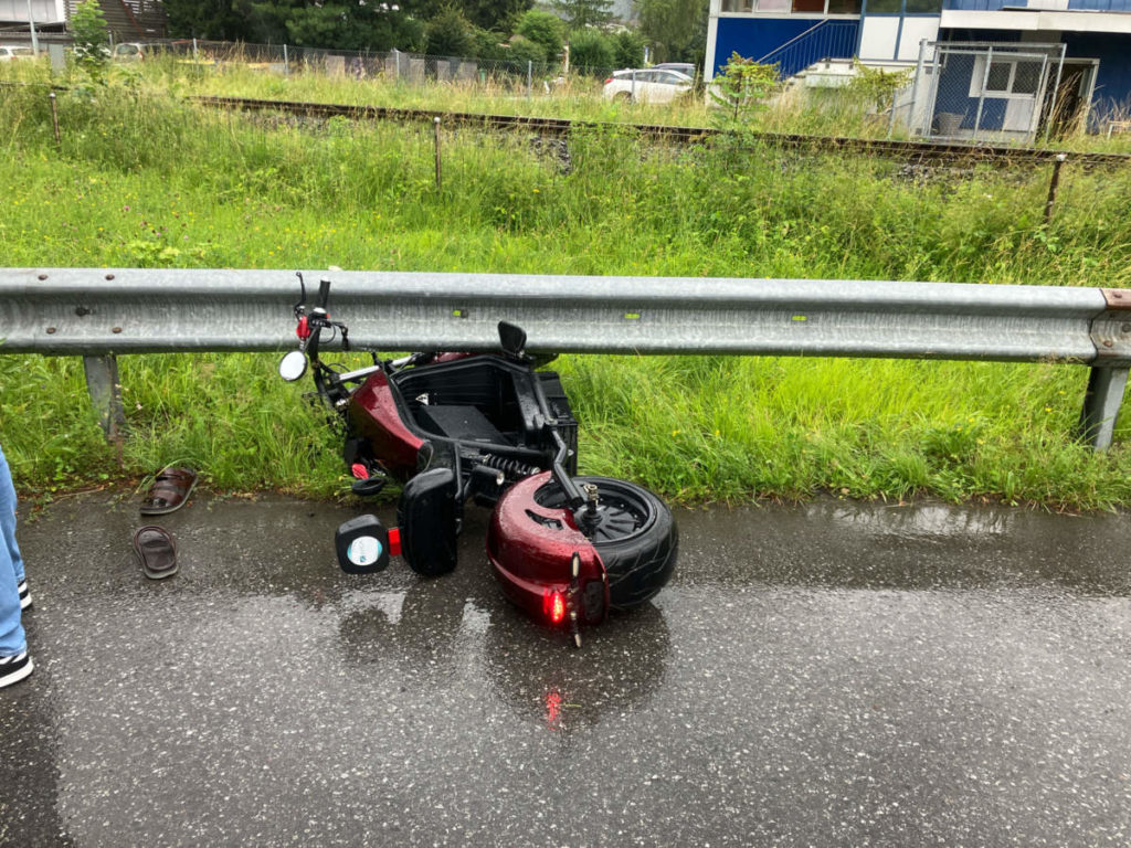 Näfels GL: Alkoholisierter Verletzter bei Selbstunfall mit Elektroroller