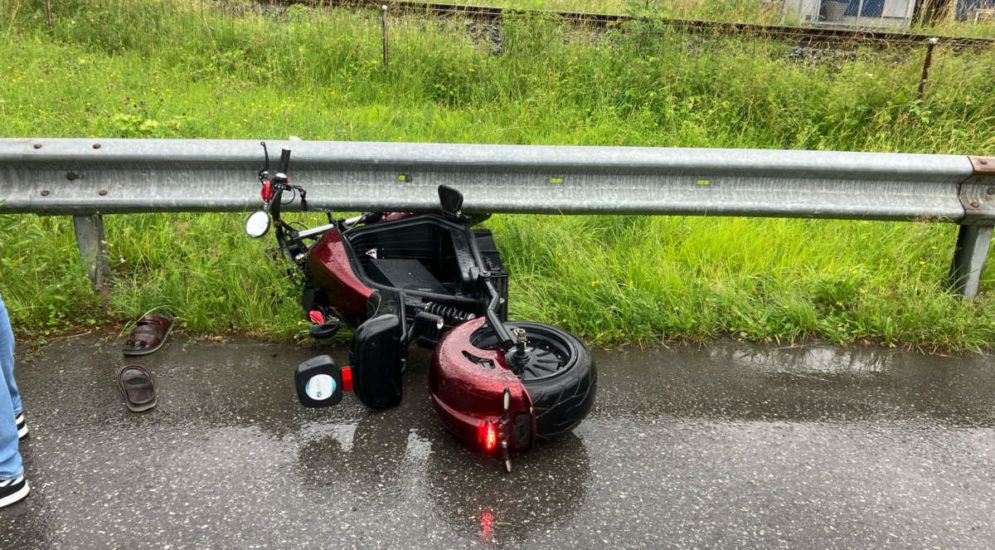 Näfels GL: Alkoholisierter Verletzter bei Selbstunfall mit Elektroroller