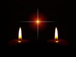 Symbolbild brennende Kerzen im Dunkeln