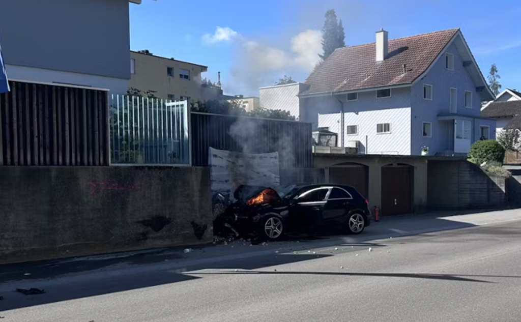 Ipsach BE: Auto bei Unfall frontal mit Mauer kollidiert