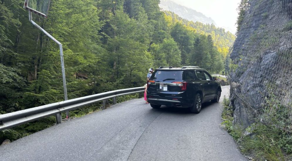 Riedern GL: Bei Unfall mit Felswand kollidiert