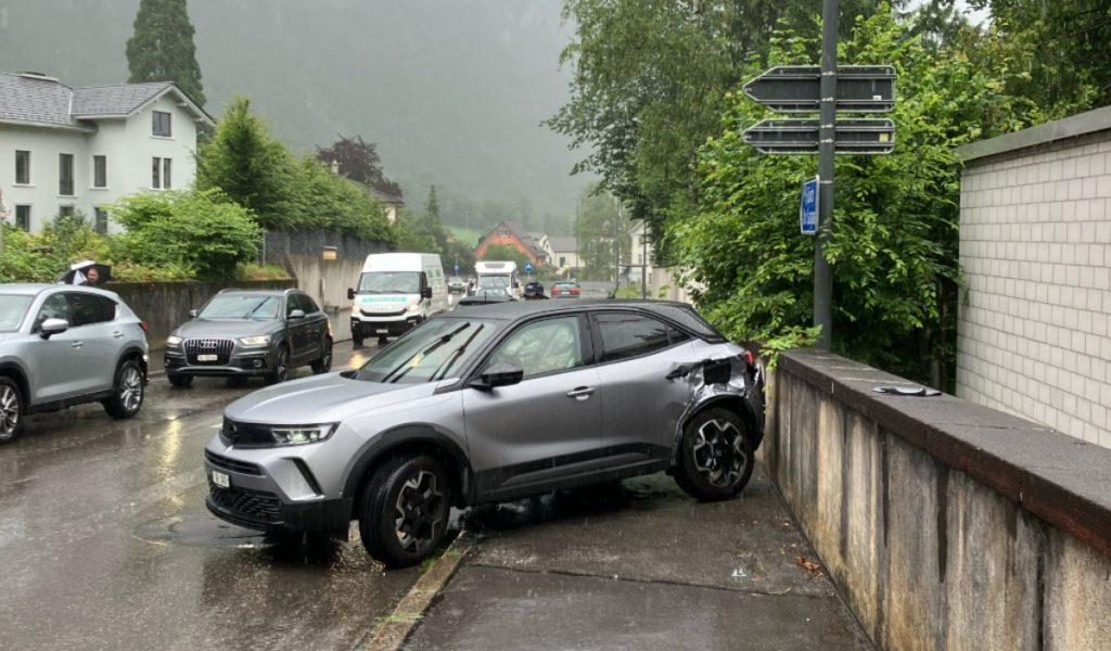 Netstal GL: Unfall mit Sachschaden