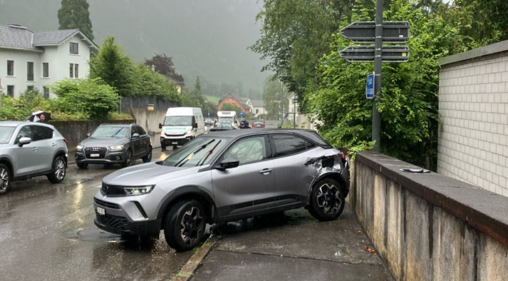 Netstal GL: Unfall mit Sachschaden