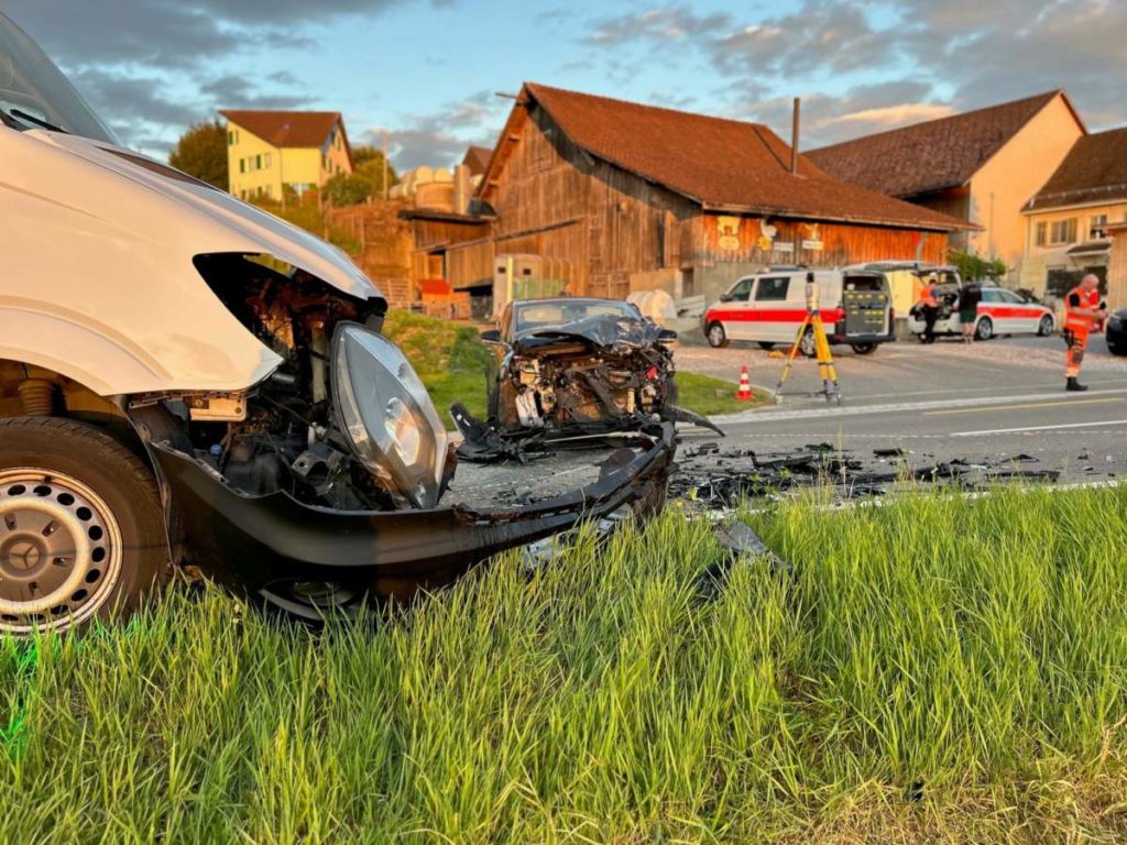 Fünf Verletzte nach Unfall in Rickenbach Sulz (ZH)