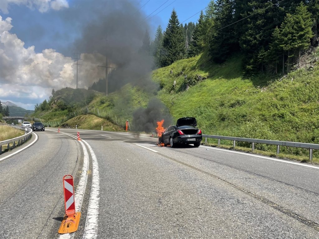 San Bernardino GR: Fahrzeugbrand auf der A13 verursacht hohe Schäden