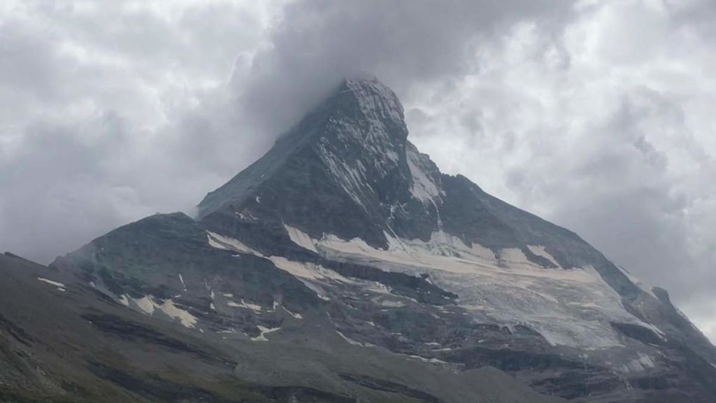 Matterhorn mit grauer Wolke