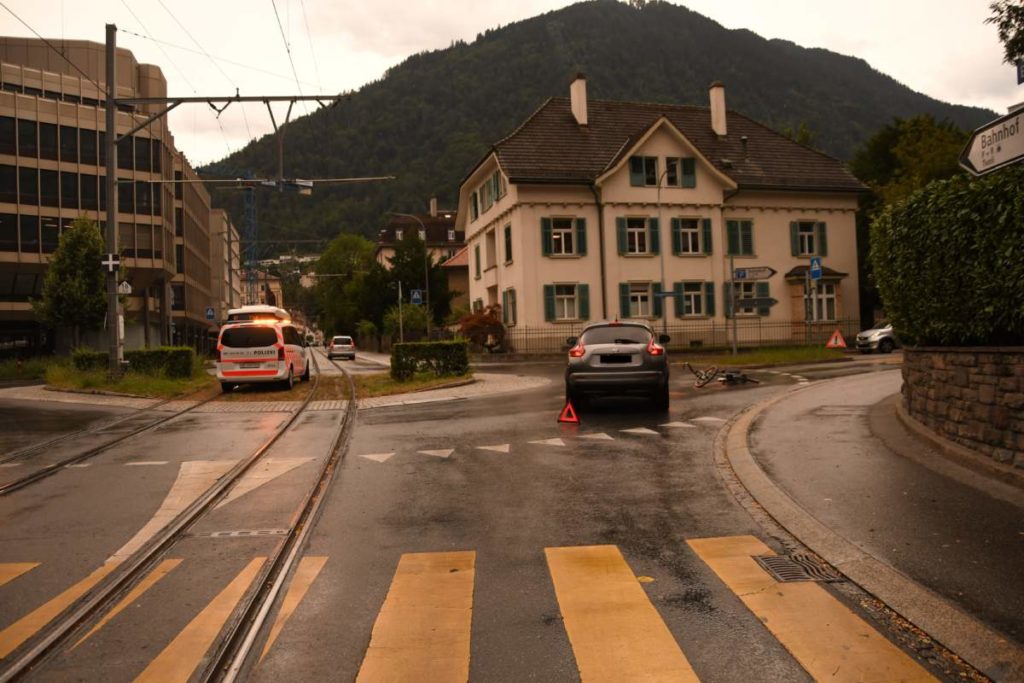 Chur GR: Fahrradlenker bei Unfall im Kreisel verletzt