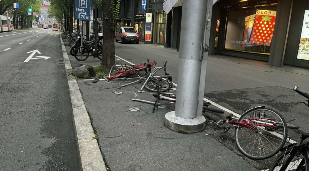 Stadt Luzern: Audi prallt bei Unfall in Fahrräder und flieht