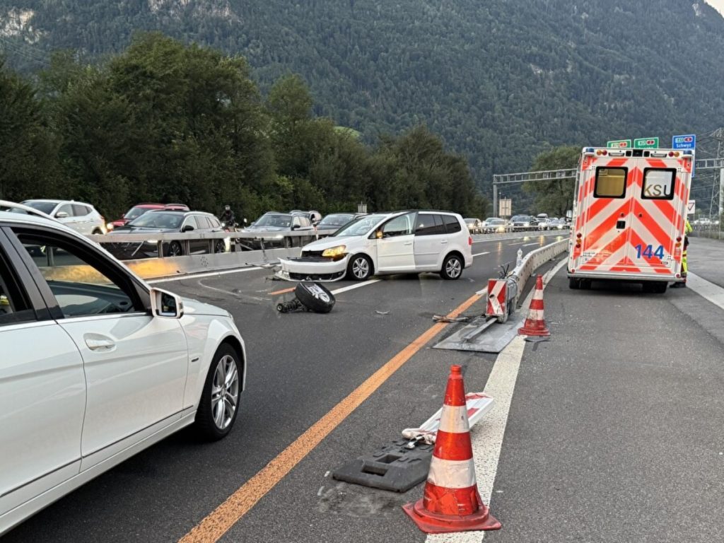 Auf der Autobahn steht ein Auto quer auf der Fahrbahn, daneben ein Rettungswagen.