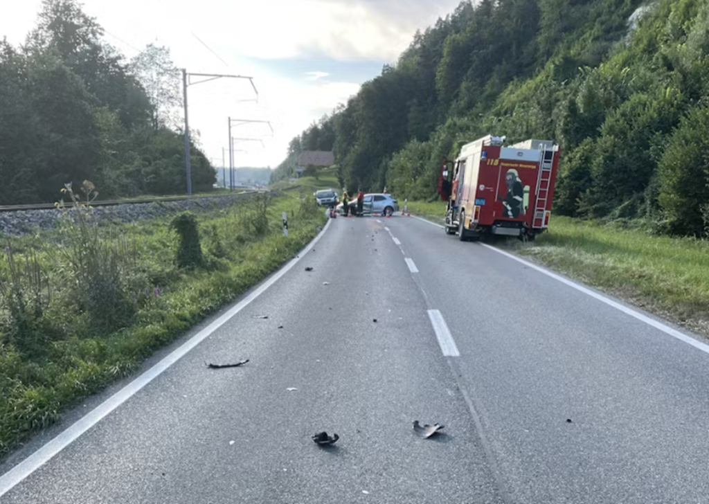 Neuenegg BE: Autolenkerin nach Unfall mit Lastwagen verletzt