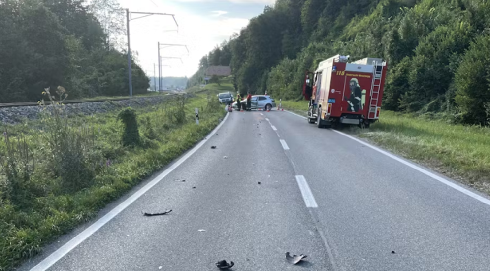 Neuenegg BE: Autolenkerin nach Unfall mit Lastwagen verletzt