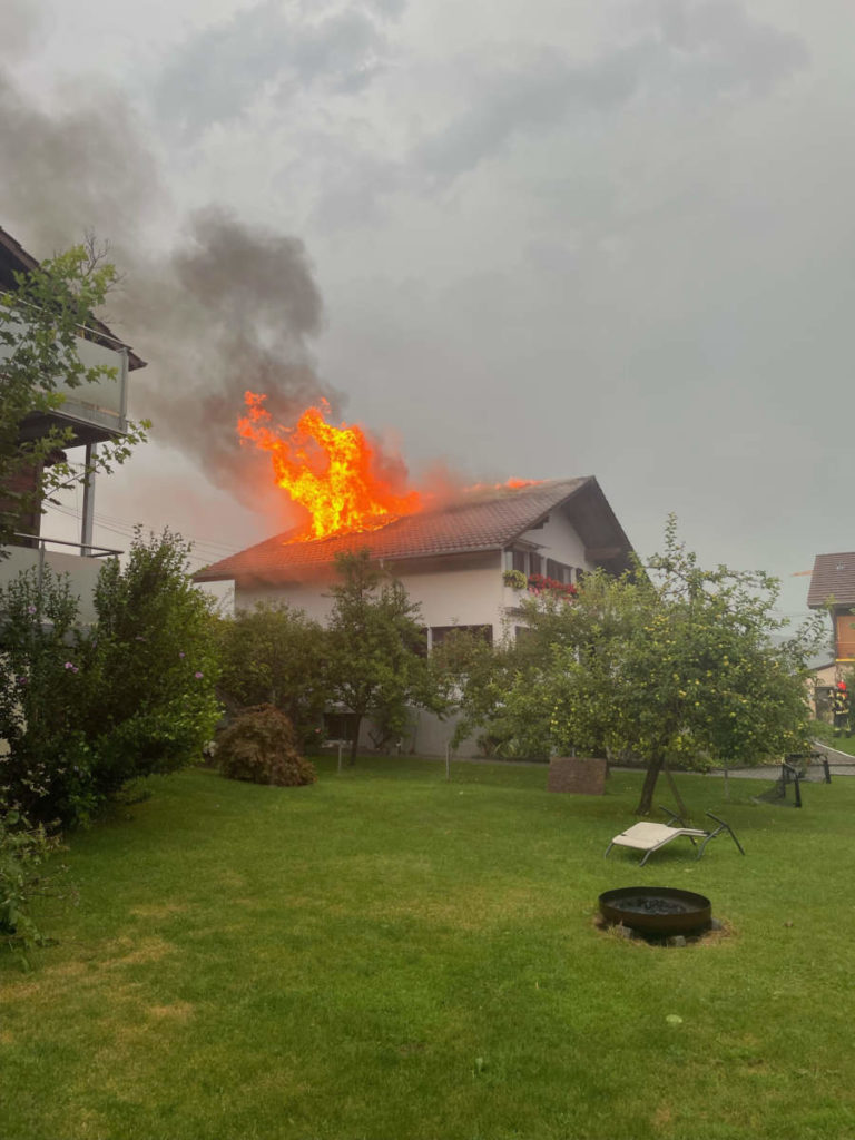 Uetendorf BE: Brand nach Blitzeinschlag zerstört Zweifamilienhaus