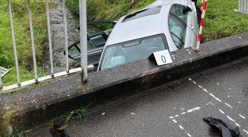 Unfall in Bassersdorf: Auf der Flucht Brückengeländer durchbrochen