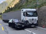 Andermatt UR: Mit Sattelmotorfahrzeug bei Unfall in Auto geprallt