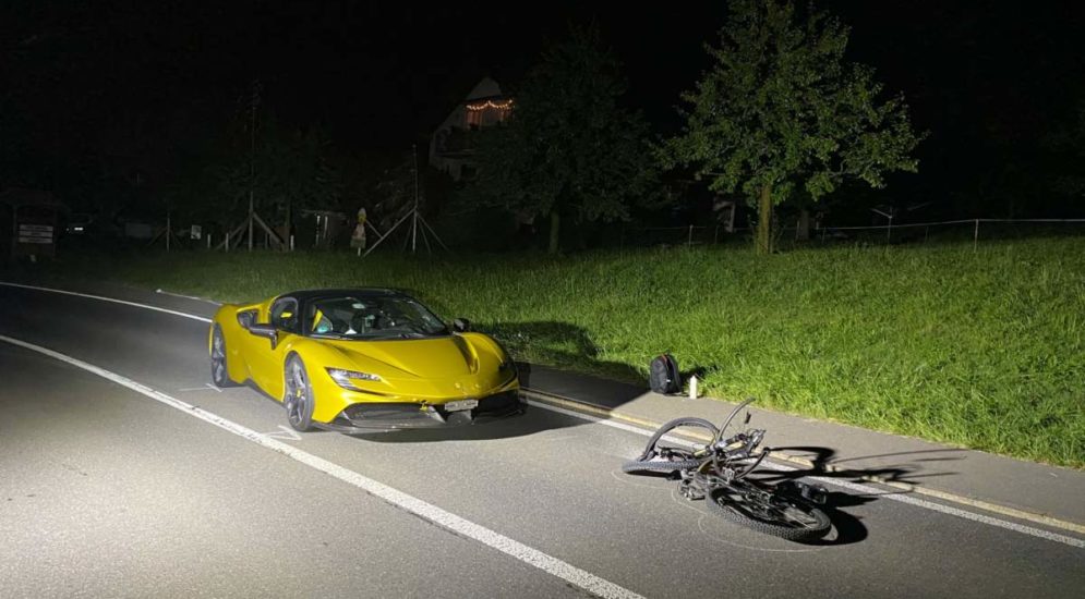 Baar ZG: Verletzter Velofahrer nach Unfall mit Sportwagen