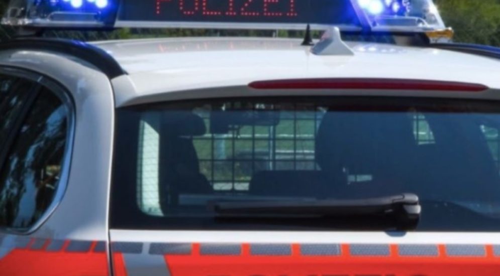 Symbolfoto: Polizeiauto mit leuchtenden Blaulichtern