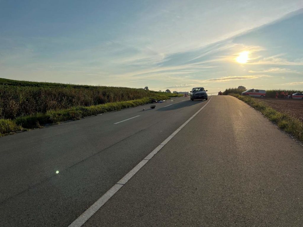 Hagenbuch ZH: Radfahrer wird bei Unfall schwer verletzt