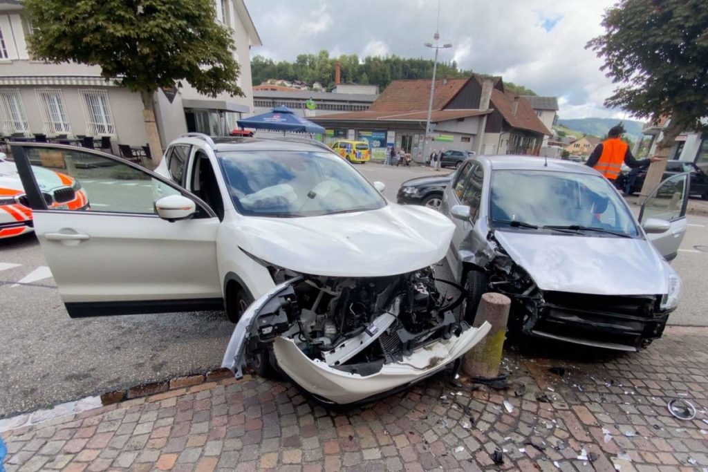 Die Front des Autos ist zerstört