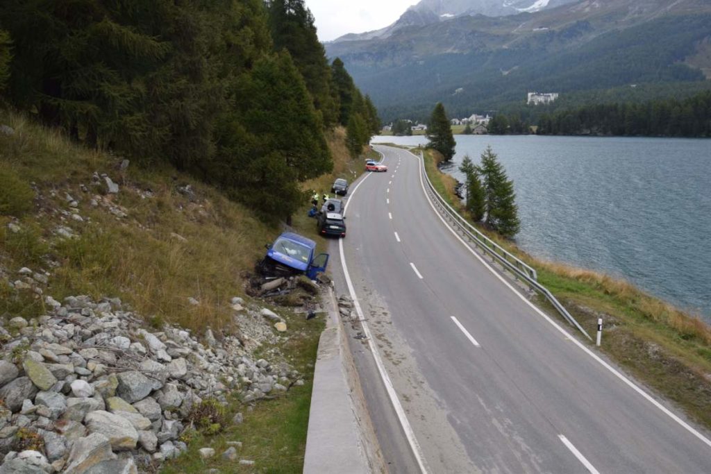 Sils/Segl Baselgia (GR): Auto kollidiert bei Unfall mit Stützmauer