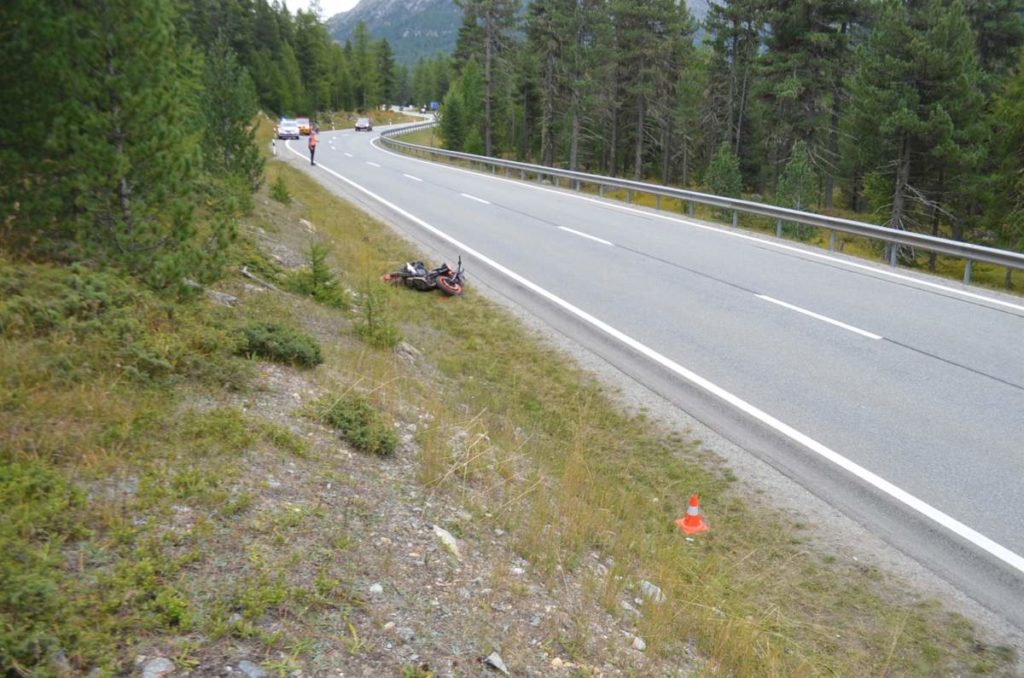 Pontresina GR: Motorradlenker gerät bei Unfall in Regenrinne