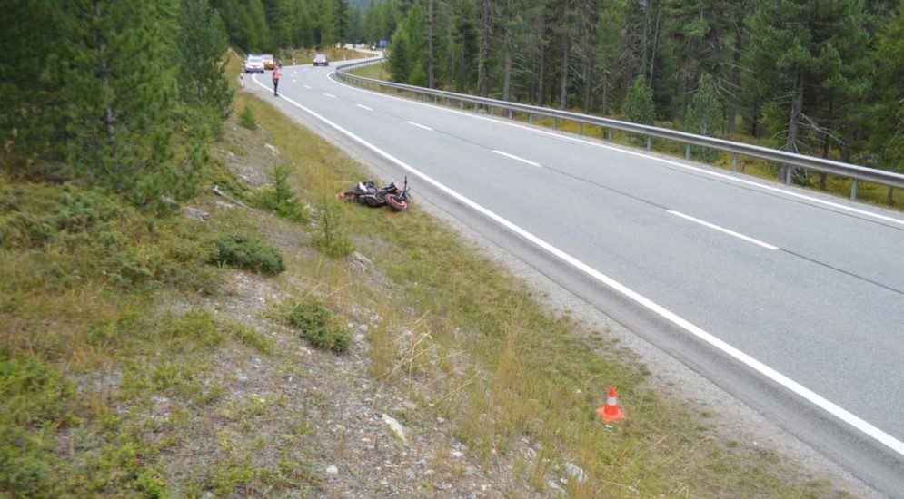 Pontresina GR: Motorradlenker gerät bei Unfall in Regenrinne