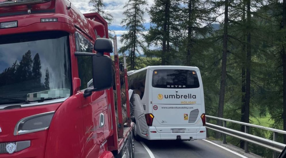 Marmorera (GR): Unfall zwischen Gesellschaftswagen und Anhängerzug