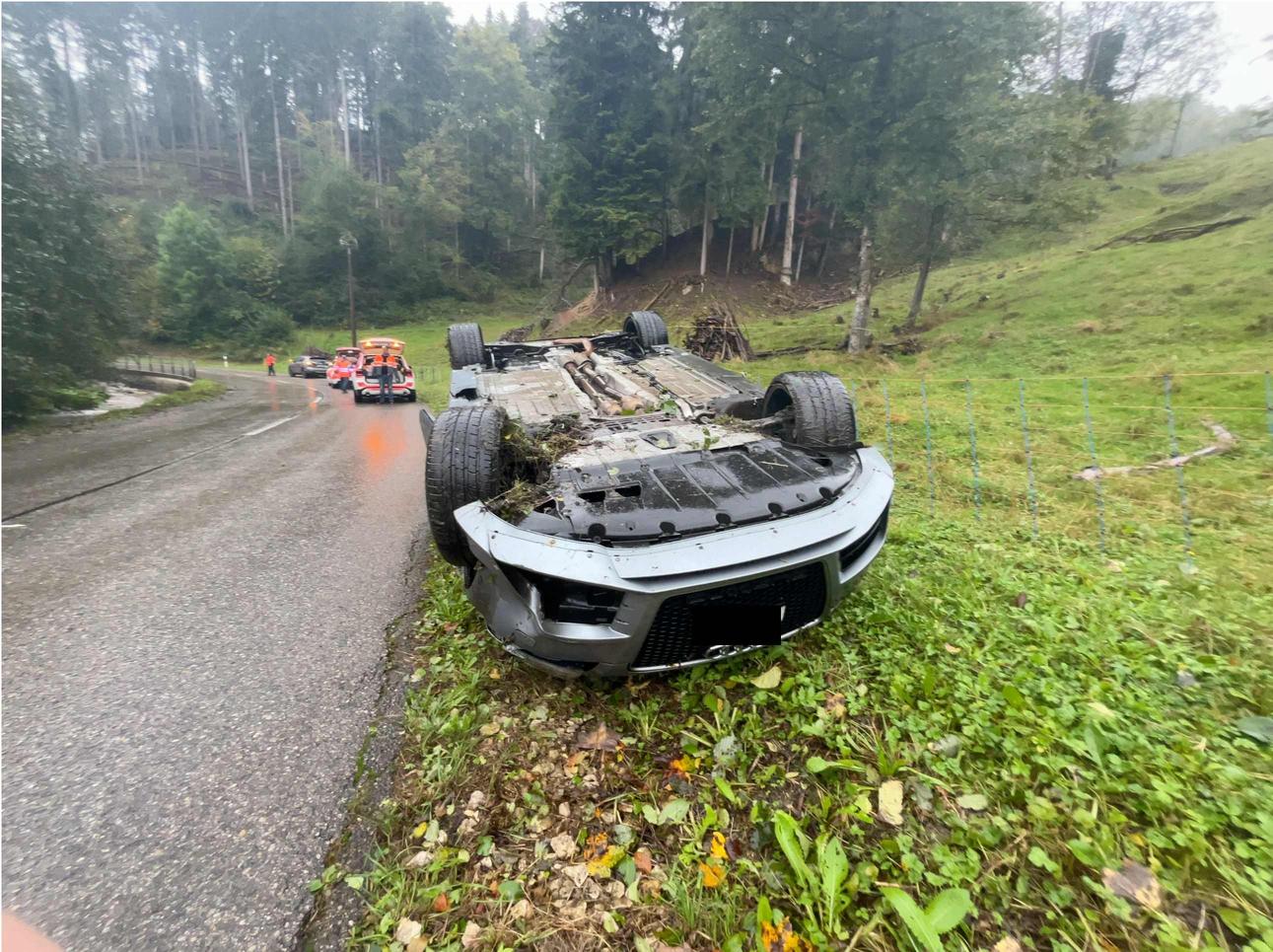 Beinwil AG: Auto überschlägt sich und landet auf dem Dach in Bach