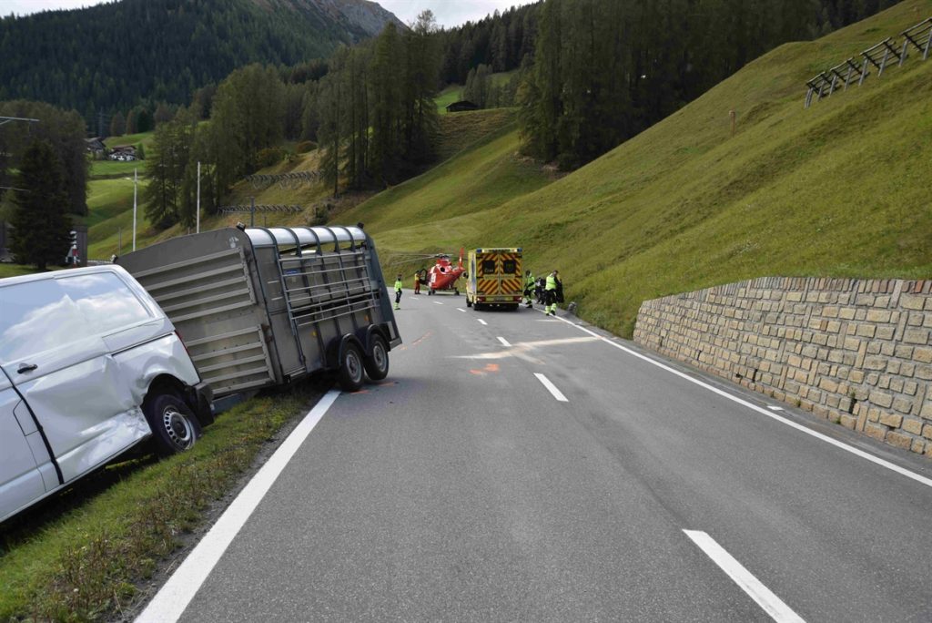 Unfallfahrzeuge am Strassenrand, im Hintergrund Rettungswagen und Rega-Hubschrauber