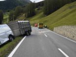 Unfallfahrzeuge am Strassenrand, im Hintergrund Rettungswagen und Rega-Hubschrauber