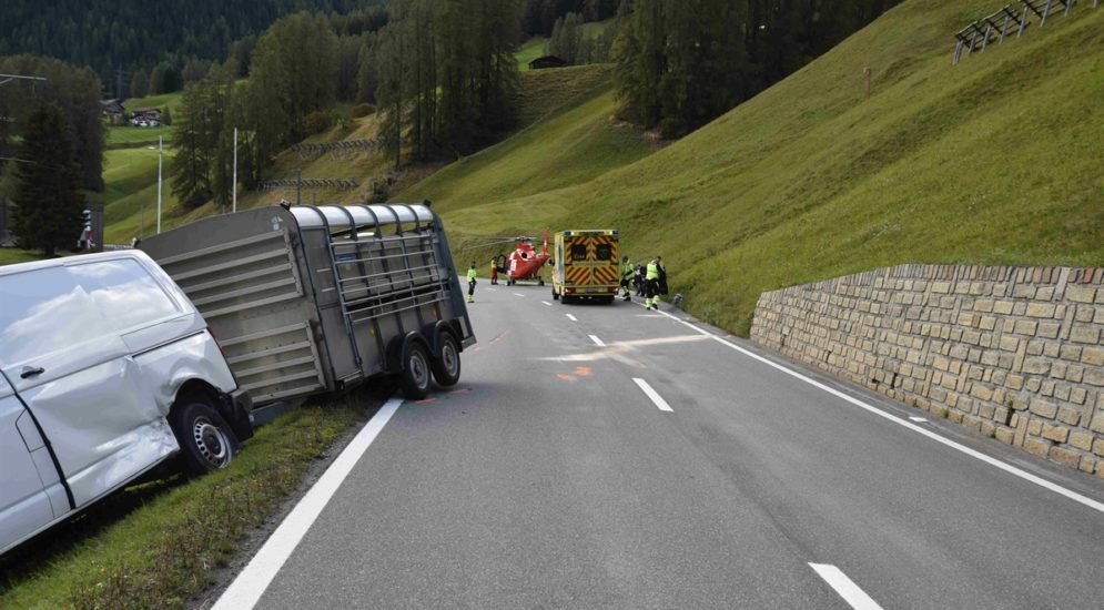 Unfallfahrzeuge am Strassenrand, im Hintergrund Rettungswagen und Rega-Hubschrauber