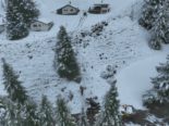 schneebeckter Hang mit abgestürztem Auto, Vogelperspektive