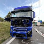 Flurlingen ZH: Ein Verletzter bei Unfall zwischen Lastwagen und Auto