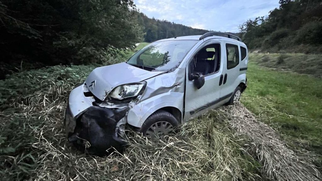 Schaffhausen (SH): Auto überschlägt sich bei Unfall