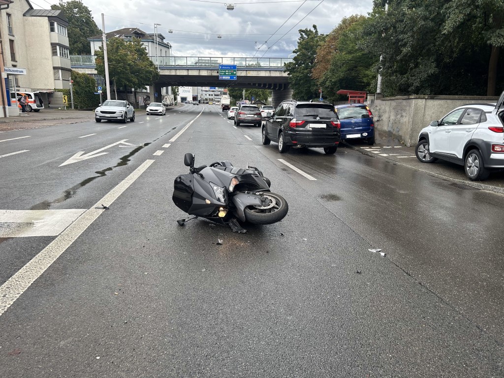 Unfallstelle mit demoliertem Roller