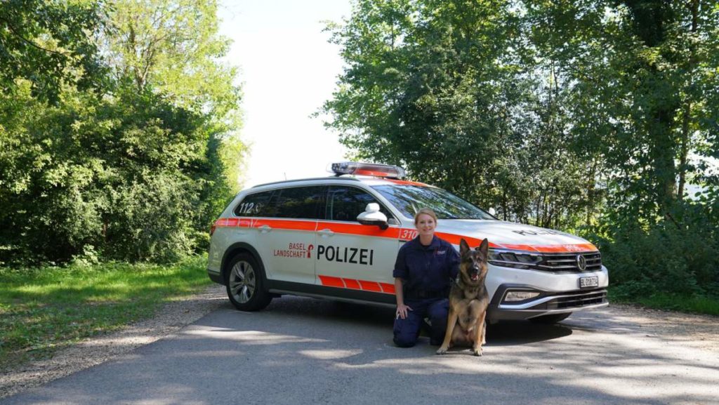 Diensthund Forrest mit Dienstherrchen vor Polizeiauto