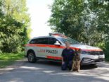 Diensthund Forrest mit Dienstherrchen vor Polizeiauto