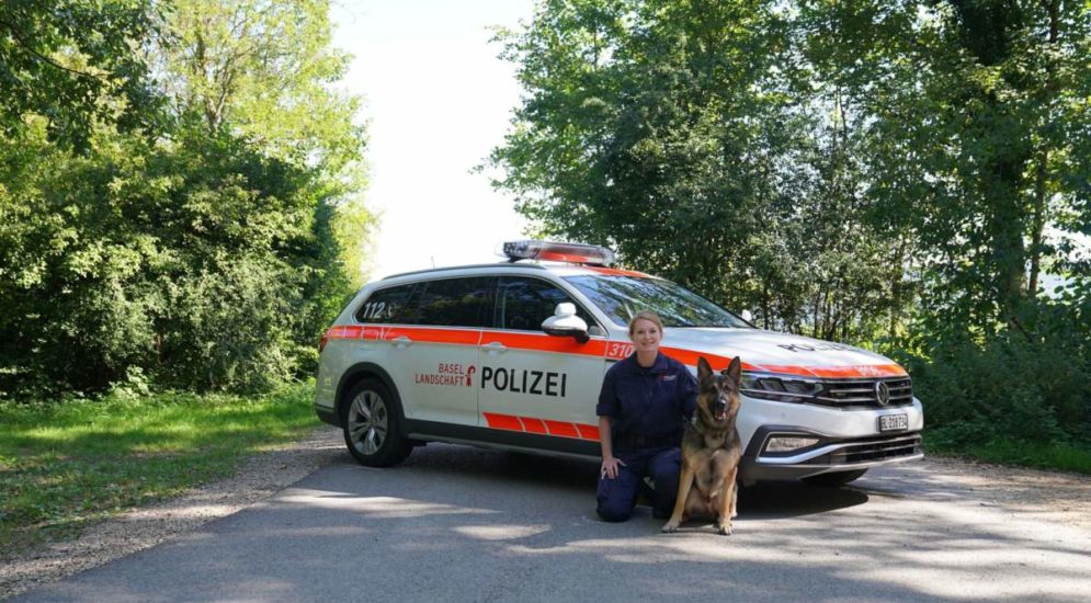 Diensthund Forrest mit Dienstherrchen vor Polizeiauto