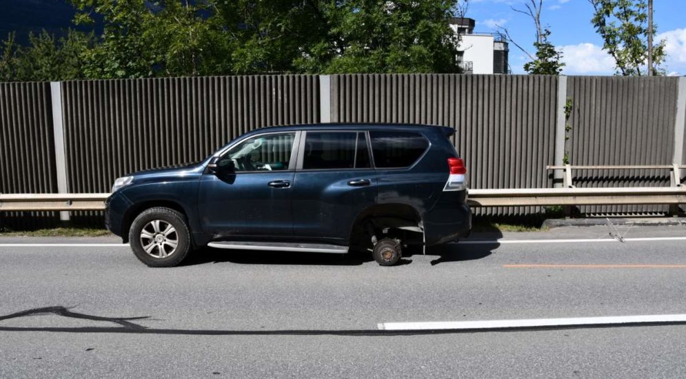 Chur (GR): Hinterrad löst sich bei Unfall und trifft anderes Auto