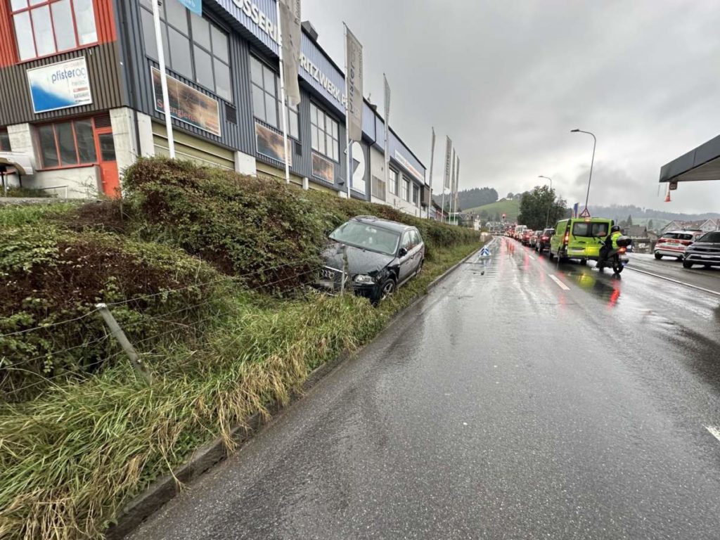 Herisau (AR): Unfall zwischen zwei Autos auf der Industriestrasse