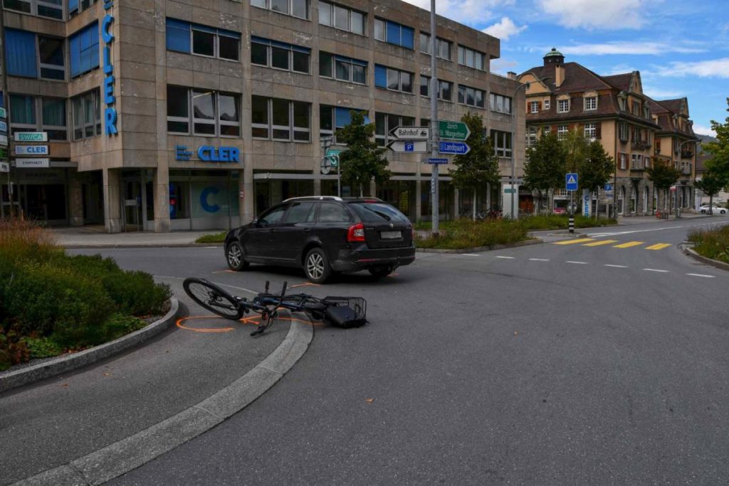 Chur (GR): 18-jährige E-Bike-Fahrerin nach Unfall im Kreisel verletzt