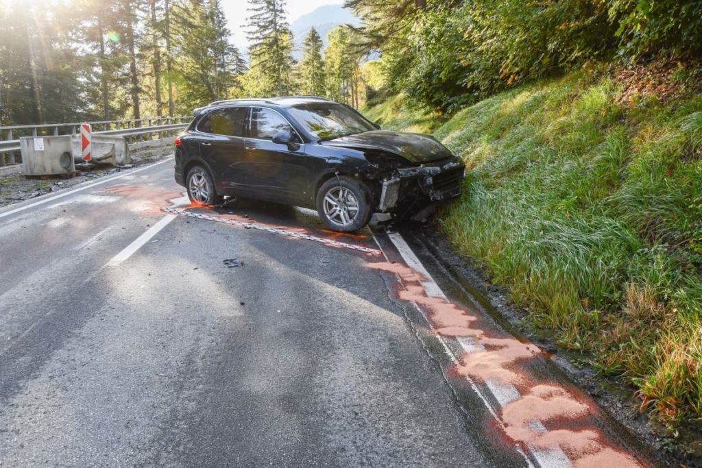 Verunfalltes Auto am Strassenrand