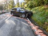 Verunfalltes Auto am Strassenrand