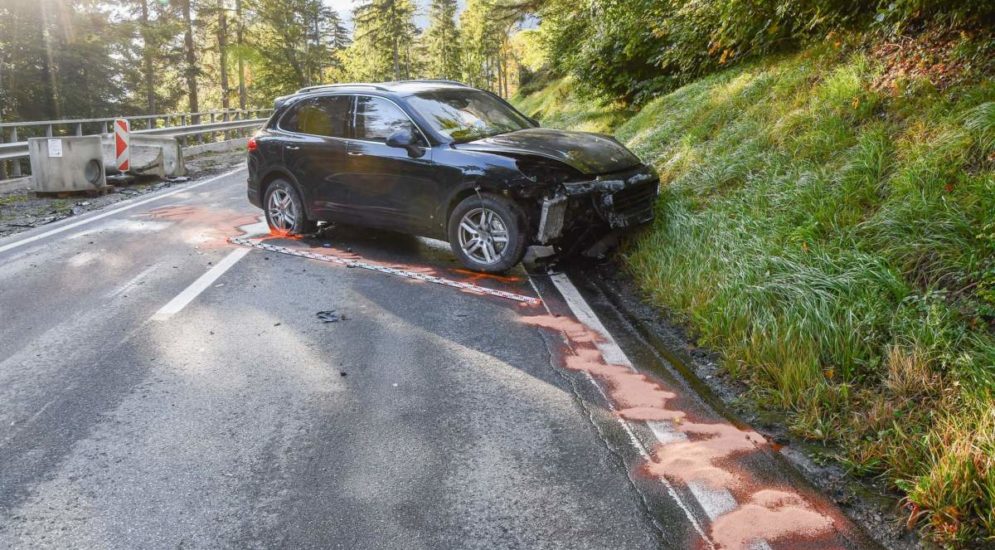 Verunfalltes Auto am Strassenrand