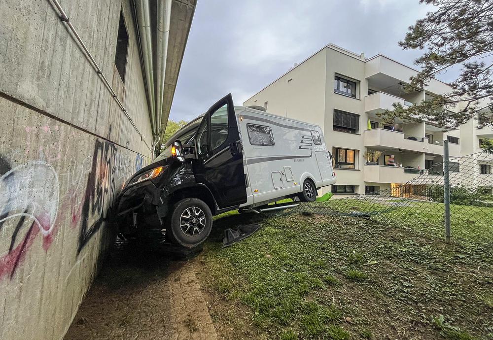 Binningen BL: Wohnmobil verursacht Selbstunfall beim Parkieren