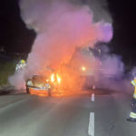 Haltikon (SZ): Auto während der Fahrt in Brand geraten