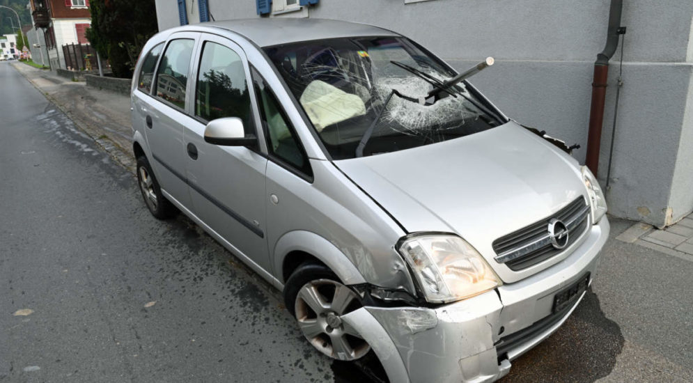 Malters LU: Lenker versucht nach Unfall mehrfach Polizisten anzugreifen