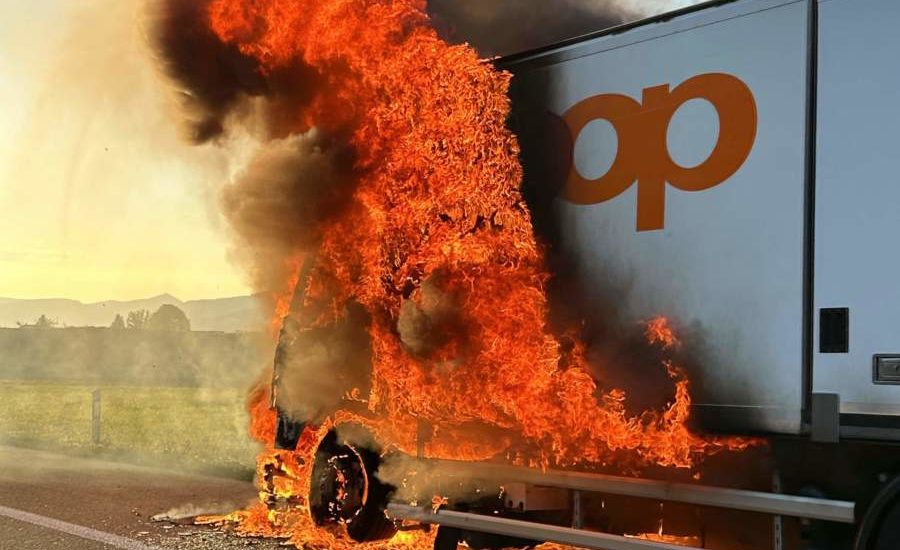 Brennender Lastwagen auf Autobahn