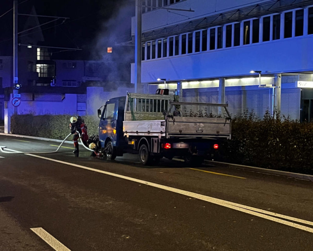 Lieferwagen am Strassenrand, Rauch kommt heraus