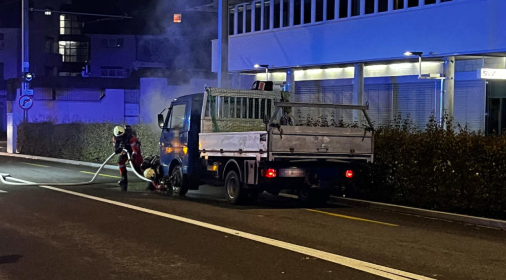 Lieferwagen am Strassenrand, Rauch kommt heraus